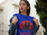 تيشيرت كلاسيكي للجنسين بياقة دائرية - محاكاة ساخرة لفيلم الوحوش القديم "CATZILLA" مع رسم قطة عملاقة باللون الأحمر والأسود والرمادي الجريء
