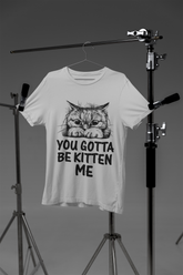 تي شيرت كلاسيكي للجنسين بياقة دائرية - تصميم "You Gotta Be Kitten Me" بنكتة قطط أحادية اللون - طباعة رسومية ونصية مرحة لمحبي القطط