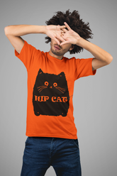 تي شيرت كلاسيكي للجنسين بياقة مستديرة وتصميم كرتوني فكاهي "HIP CAT" – روح دعابة وأناقة باللونين الأبيض والأسود